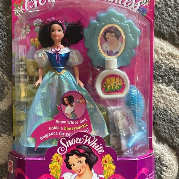 v i n t a g e ::
 Perfume Princess Snow White Doll 1994 - Picture 3 of 4